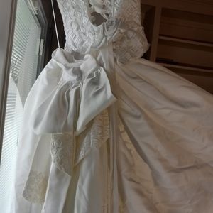 Seeing brand new two piece Corset  and long train wedding dress . Size 2-4